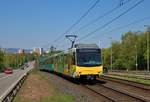 VGF Düwag U4 Wagen 530 Grüne Soße Vollwerbung am 20.04.19 in Frankfurt am Main Niddapark als U1 vom Bahnsteig aus fotografiert