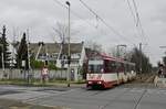 Wahrscheinlich muss man sich die Beine in den Bauch stehen, um an der Strecke von Duisburg-Hochfeld Süd nach Duisburg-Hüttenheim Güterzug und Straßenbahn gemeinsam aufs Bild zu