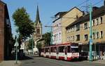 Wegen Bauarbeiten endet die Duisburger Linie 901 momentan in Laar an der Scholtenhofstraße. Weiterreisende in Richtung Obermarxloh müssen ab hier die im Schienenersatzverkehr eingesetzten Busse benutzen. Am 30.07.2020 setzt hier Tw 1001 als  Falschfahrt  auf dem nach Obermarxloh führenden Gleis um, im Hintergrund die St. Ewaldi-Kirche.