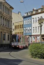 Ziemlich eng geht es in den Straßen von Duisburg-Ruhrort zu, deshalb verkehrt die Linie 901 auf einigen hundert Metern auch eingleisig im Richtungsverkehr. Am 30.07.2020 fährt der DVG-Tw 1018 durch die Harmonietsraße in Richtung Mülheim Hauptbahnhof