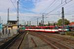 VGF Düwag U2 Wagen 304+305 kommt am 06.10.18 in Frankfurt Heddernheim auf Gleis 3 an vom Bahnsteig aus fotografiert