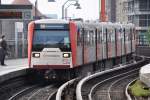 HAMBURG, 07.10.2013, U3 nach Wandsbek-Gartenstadt bei der Einfahrt in den U-Bahnhof Baumwall (Linie U 3)