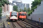 HAMBURG, 27.06.2014, rechts U3  (Typ DT2) nach Schlump, links U3 (Typ DT3) bei der Einfahrt in den U-Bahnhof Landungsbrücken (Linie U 3); obwohl die Züge des Typs DT2 bis 2015 im Einsatz
