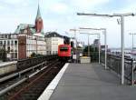 HAMBURG, 12.08.2004, ein DT-2 bei der Ausfahrt aus dem U-Bahnhof Landungsbrücken