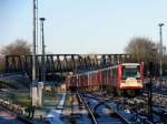 Nachschuss auf einen aus Hamburg-Barmbek ausfahrenden DT3 Hochbahn-Triebzug, 02.01.2009  