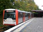 Hamburg: Die U2 nach S+U Bahnhof Berliner Tor im U-Bahnhof Hagenbecks-Tierpark.