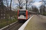 HAMBURG, 19.04.2012, U3 nach Schlump bei der Einfahrt in den U-Bahnhof Habichtstraße (Linie U 3)