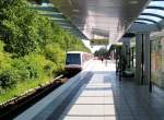 HAMBURG, 20.06.2005, U1 nach Norderstedt Mitte bei der Einfahrt in den U-Bahnhof Trabrennbahn