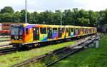 BVG Berlin U2, unterwegs mit den Regenbogen Wagen  IK18 (Icke) - '1052 & 1057', hier während der Einfahrt in den Bhf.