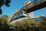 Schwebebahn mit  Corona-Maske  Gtw 15/29 in Wuppertal, Juli 2020.