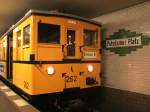 Zur Langen Nacht der Museen war auch wieder der historische AI-Zug der Arbeitsgemeinschaft Berliner U-Bahn unterwegs, der zwischen Potsdamer Platz und Olympiastadion pendelte.
Hier kurz nach der Ankunft am Potsdamer Platz.
(25.08.2007)