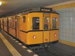 Hist, U-Bahnzug der BVG (Groprofil) auf der U 8  nach hermannplatz