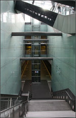 Zwischen Wänden abwärts -    Treppenhaus der U-Station in Bensberg.