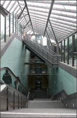 Treppenabgang unter Glas -    Zugang zum U-Bahnhof Bensberg.