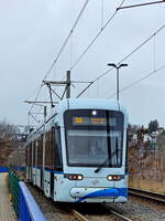 Die Straßenbahn 116 der Bogestra befuhr Anfang Dezember 2025 die Ruhrbrücke in Hattingen.