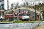 Die Bonner Fahrzeuge 7459 und 7759 als umgeleitete Linie 16 auf dem Weg nach Bonn Bad Godesberg auf dem Bahnübergang Gustav-Heinemann-Ufer am 23.02.2020.