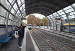 Entlang der ersten Bonner Stadtbahnstrecke -     Die oberirdischen Haltestellen entlang der Friedrich-Ebert- und Godesberger Allee haben ihre urspr�nglich schlichte Gestaltung verloren und wurden mit