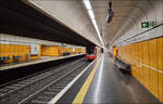 Entlang der ersten Stadtbahnstrecke in Bonn - 

 Die Architektur der Bonner Stadtbahnhaltestellen wurden von den selben Architekten gestaltet wie die meisten der U-Bahn in Wien. Die �hnlichkeit mit den abgerundeten �berg�ngen von Wand zur Decke ist erkennbar. In Bonn wurden allerdings die Haltestellen durch verschiedene Farben leichter unterscheidbar gemacht. Die Haltestelle Bundesrechnungshof/Ausw�rtiges Amt hat die Kennfarbe Orange.

13.10.2026 (M)