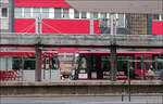 Die Stadtbahn in Bonn-Beuel -     Eine B-Wagen-Doppeltraktion in der Haltestelle Konrad-Adenauer-Platz, die ihren Hochbahnsteig in Mittellage 2004 erhalten hat.