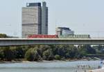 Stadtbahn Bonn auf der Konrad-Adenauer-Brücke.