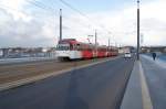 Der neuerstellte B-Wagen 7653 ist am 07.03.2016 mit einem zweiten Wagen auf Linie 66 zwischen Siegburg und Bad Honnef unterwegs und passiert dabei die Kennedybrücke in Bonn.