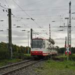 Auf dem Weg in die Innenstadt passiert der B80C/8 350 am 15.10.2019 die Kreuzung mit der Güterumgehungsbahn in Dortmund-Obernette. Die Aufnahme entstand von einem parallel zur Stadtbahn verlaufenden Fahrweg.