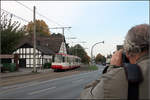 Der Bahnfotograf, sein Sujet und dies mit Ambiente -     Horst, ein Stadtbahnwagen B und ein Fachwerkhaus an der Haltestelle Schürbankstraße in Dortmund Aplerbeck.