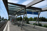 Die Dortmunder U47 im Westfalendamm - 

Die Haltestelle Hauptfriedhof wurde 2003 kreuzungsfrei und stadtbahngerecht ausgebaut. Die Station erhielt eine aufwändige Stahl-Glas-Konstruktion die sich als lang gezogener Bogen in Längsrichtung über den Bahnsteig spannt.

21.08.2023 (M)