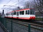 Ein dreiteiliger Stadtbahnwagen B der Dortmunder Stadtwerke verlt das Gleisdreieck zwischen dem Bahnhof Westfalenhalle und der Haltestelle Remydamm als Zug der Linie U45 zum Dortmunder Hauptbahnhof