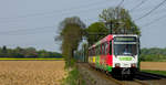 Am 21.4.2018 durchfährt eine Doppeltraktion bestehend aus den Wagen 4264 und 4261 als Linie U79 die Felder zwischen den Haltestellen Froschenteich und Wittlaer.