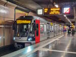 Rheinbahn Düsseldorf Zug 4338 auf der Linie U76 nach D-Holthausen in der Heinrich-Heine-Allee, 25.05.2025.