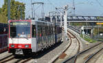 Vom Flughafen Terminal kommend erreicht der Rheinbahn-B80D 4236 am 12.10.2026 die Haltestelle Freiligrathplatz, im Hintergrund die �ber die Danziger Stra�e und die A 44 f�hrende Nordsternbr�cke der