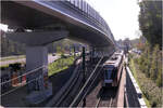 Recht klein wirkt der Stadtbahnzug - 

... der Linie U79 neben dem am 04.September 2026 er�ffneten Nordsternbr�cke der neuen Stadtbahnlinie U80 zum D�sseldorfer Flughafen.

Die neue Strecke k�nnte der erste Abschnitt einer tangentialen Stadtbahnstrecke sein, die im Endausbau Ratingen �ber den Flughafen und der Messe mit Neuss verbinden w�rde. 

12.10.2026 (M)