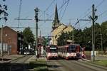 Am momentanen Endpunkt der Linie 901, der Scholtenhofstraße in Duisburg-Laar, treffen sich am 30.07.2020 die Triebwagen 1001 und 1037, im Hintergrund ein Bus des Schienenersatzverkehrs nach