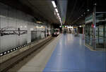 Unterirdisch in Duisburg -     Ein B-Wagen auf der Linie U79 kommt aus der Wendeanlage und fährt in die Station Meiderich Bahnhof ein um hier seine lange Fahrt bis zum Düsseldorf