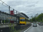 Triebwagen 5110 ist als U18 nach Mülheim unterwegs und hält hier gerade an der Haltestelle Rhein-Ruhr Zentrum.