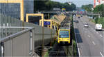 Modellstrecke -

Als Modellstrecke für die Stadtbahn Rhein-Ruhr wurde zwischen 1974 und 1977 die in den sechziger Jahren kreuzungsfrei trassierte Straßenbahnstrecke im Ruhrschnellweg umgebaut und sowohl in Richtung Mülheim und in das Stadttzentrum von Essen unterirdisch verlängert. Am 28. Mai 1977 ging die U18 von Mülheim Heißen bis Essen, Hirschlandplatz (damals Wiener Platz) als erste 'echte' U-Bahn im Rhein-Ruhr-Gebiet in Betrieb. Im Gegensatz zu den Straßenbahnbetrieben mit Meterspur in den beiden Städte fährt die U18 auf Normalspur.

Für das gesamte Ruhrgebiet einschließlich Düsseldorf wurde eine richtige U-Bahn geplant, ein System das aufgrund der Städte verbindenden Charakter als 'Stadtbahn' bezeichnet wurde. Anfangs sollten die Strecken mit Stromschiene betrieben werden, mit einem Doppeltriebwagen dem Stadtbahnwagen A. Da auch die Stadtbahn Rhein-Sieg (Köln und Bonn) nach gleichen Kriterien weiter gebaut werden sollte, der Stadtbahnwagen A aber nicht die schon gebauten Strecken in Köln hätte befahren können, wurde für dort der Stadtbahnwagen B entwickelt der dann aufgrund seiner größeren Flexibilität auch für die Stadtbahn Rhein-Ruhr zum Standardfahrzeug wurde. 

Im Bild die im Mittelstreifen des Ruhrschnellweges liegende Station Savignystraße, die 1999 modernisiert wurde. Da das Warten inmitten einer Autobahn im Freien unangenehm ist wurden an den Haltestellen entlang der Autobahn zwischen den Zugängen und den Bahnsteig jeweils abgetrennte Warteräume eingebaut.

23.08.2022 (M)