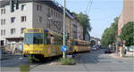 Entlang der Essener U17 -     Die in Richtung Margarethenhöhe weiterfahrende Bahn (im Hintergrund erkennbar) hat meine eigentlich Bildidee zunichte gemacht, da sie die herannahende Bahn