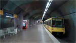 Die Südstrecke der Essener Stadtbahn -     Blick in den bergmännisch gebauten U-Bahnhof Messe Ost/Gruga der U11 mit zwei sich überschneidenden Tunnelröhren.