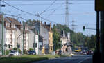 Die Nordstrecke der Essener Stadtbahn -     Nach der Station Schichtstraße wird zunächst bis zur Haltestelle Heßlerstraße (im Bild erkennbar) auf Rasenbahnkörper in Mittelage