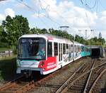 VGF Bombardier U5-25 Wagen 697 (Vollwerbung Partnerstadt Mailand) am 01.09.17 in Frankfurt Industriehof auf der U7 vom Bahnsteig aus fotografiert