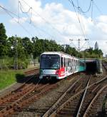 VGF Bombardier U5-25 Wagen 697 (Vollwerbung Partnerstadt Mailand) am 01.09.17 in Frankfurt Industriehof auf der U7 vom Bahnsteig aus fotografiert