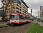 VGF Düwag U2 Wagen 304 als Nikolaus Express am 09.12.17 in Frankfurt Bockenheimer Warte auf den Straßenbahngleisen was schon besonders ist