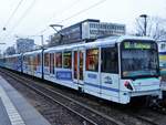 VGF Bombardier U5-50 Wagen 879 (Possmann Apfelwein Vollwerbung)  am 21.12.17 in Frankfurt Industriehof