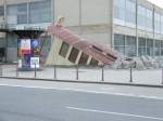 Ein originelle Idee. Der Eingang zur U-Bahn-Station Frankfurt Bockenheim am 31.03.07.