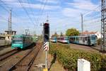 VGF Bombardier U5-25 Wagen 623 trifft auf Wagen 675, 625 und 696 in Frankfurt am Main Heddernheim vom Bahnsteig aus fotografiert