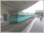 Am Wochenende 12./13.05.2007 gab es die seltene Gelegenheit, auf der Linie U1 Vier-Wagen-Zge zu fotografieren, aufgrund des an diesem Wochenende stattfindenden Wolkenkratzer-Festivals wurden die Zge um einen Wagen verstrkt. Am 13.05.2007 fuhr der 2. Zug der U1 zum Sdbahnhof mit den U2h-Triebwagen 355, 343, 349 und 348 in die Station Heddernheim ein. An dem Zug ist auch bemerkenswert, da er komplett werbefrei ist, auch das ist selten zu sehen geschweige denn in der Form als Fotomotiv zu bekommen.