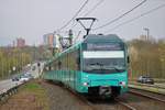 VGF Düwag U4 Wagen 516+5xx+5xxx als U1 am 06.04.19 in Frankfurt Niddapark vom Bahnsteig aus mit Tele Zoom fotografiert