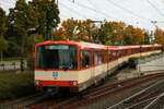 VGF Düwag U3 Wagen 153+152+151 am 17.10.21 in Frankfurt Industriehof vom Bahnsteig aus fotografiert