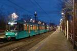 VGF Bombardier Flexity Swift U5-25 Wagen 669 am 05.03.22 in Frankfurt Niddapark mit dem Fernsehturm in den Farben der Ukraine